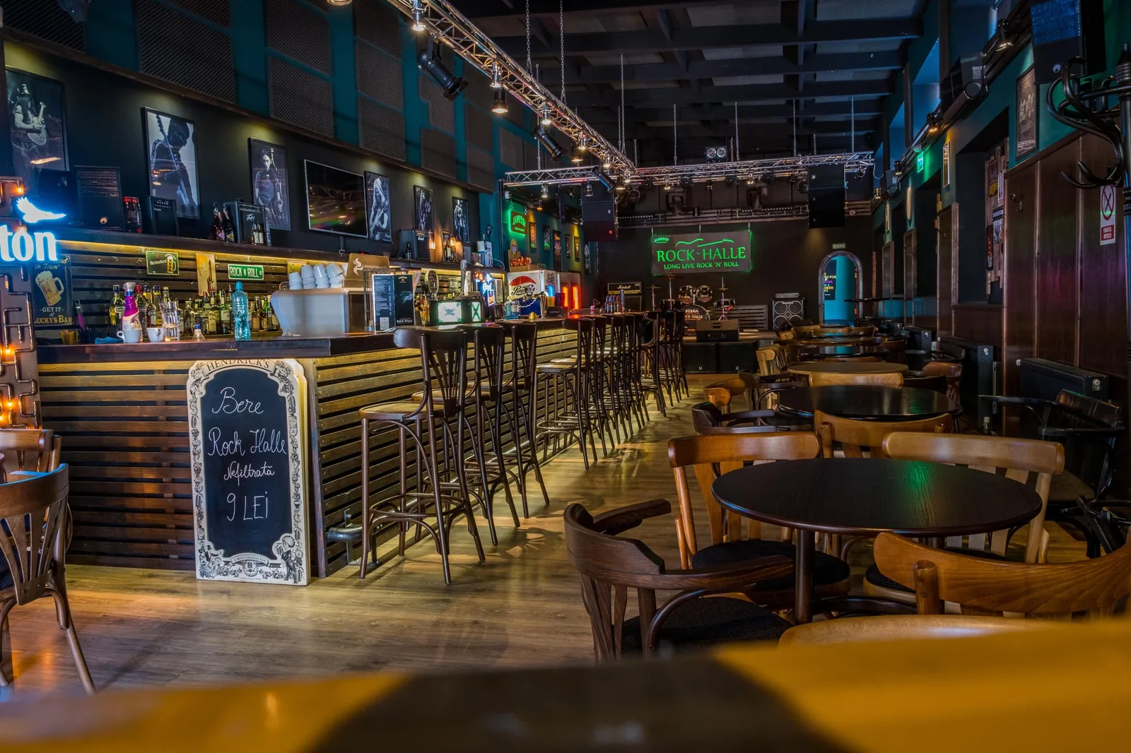 Rock Halle зі стільцями 789 і круглими столами Bistro