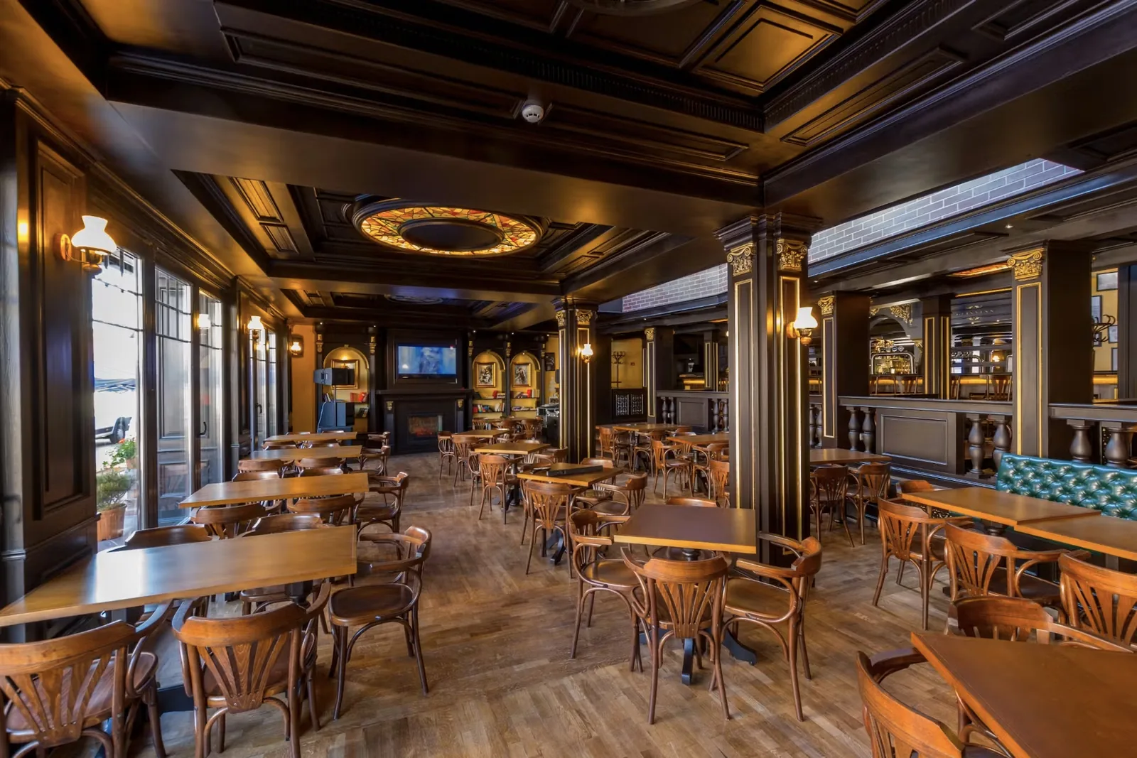 Інтер’єр Street Irhis Pub з віденськими стільцями A56